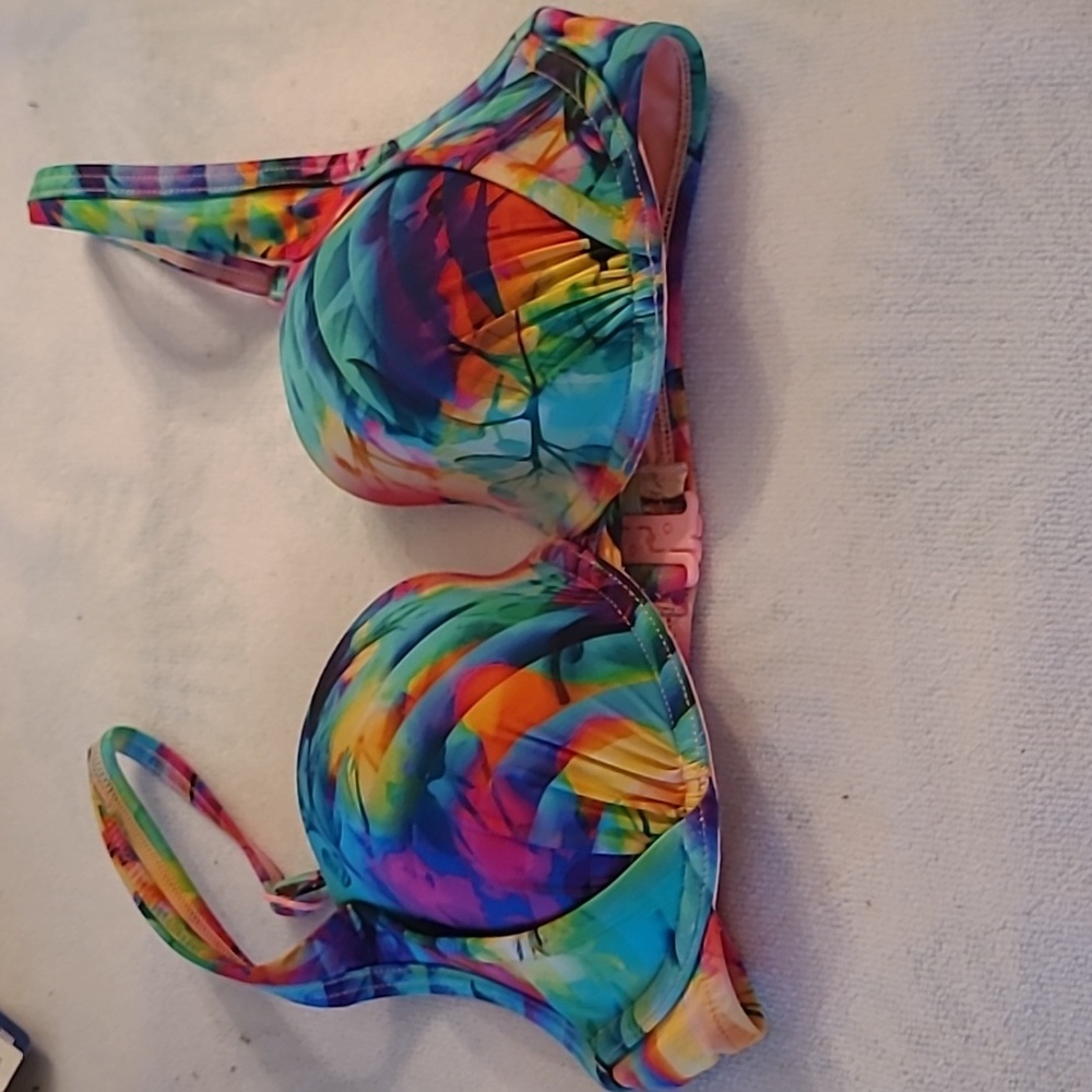 NWT bathing suit top size 6 US size 5 Canada size 6D cup
